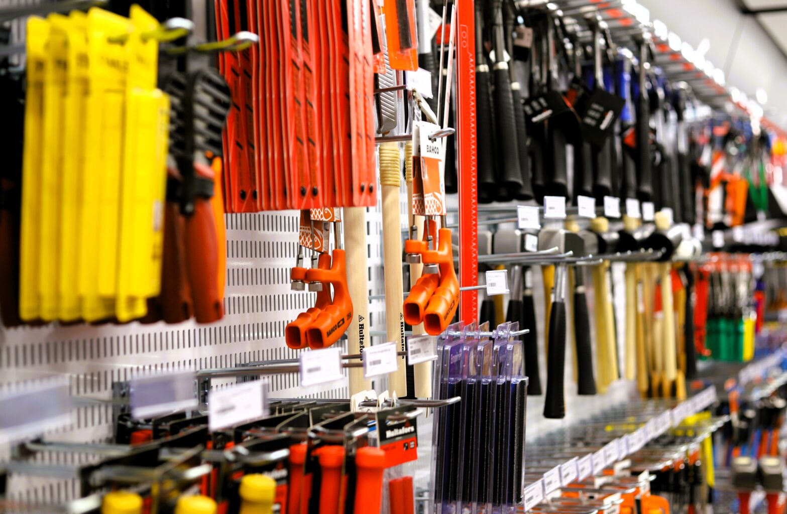 Byggmaterial som hänger på väggen i en butik