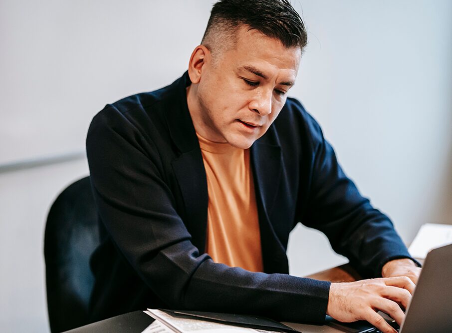 Man skriver på en laptop